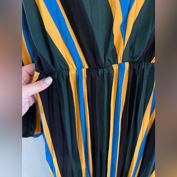 NWOT Gorgeous Striped V-Neck Dress - Picture 3 of 7